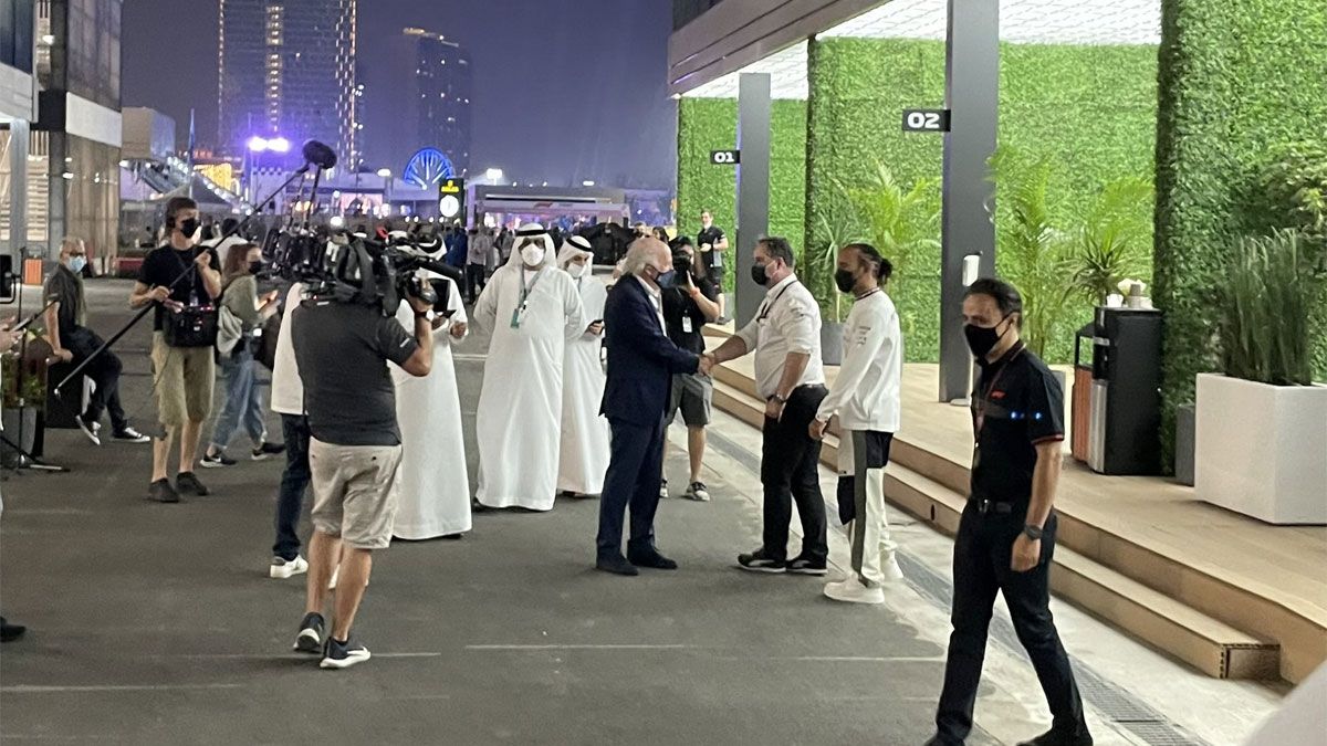 Hamilton, en el paddock de Jeddah tras salir de su visita a los comisarios de la FIA