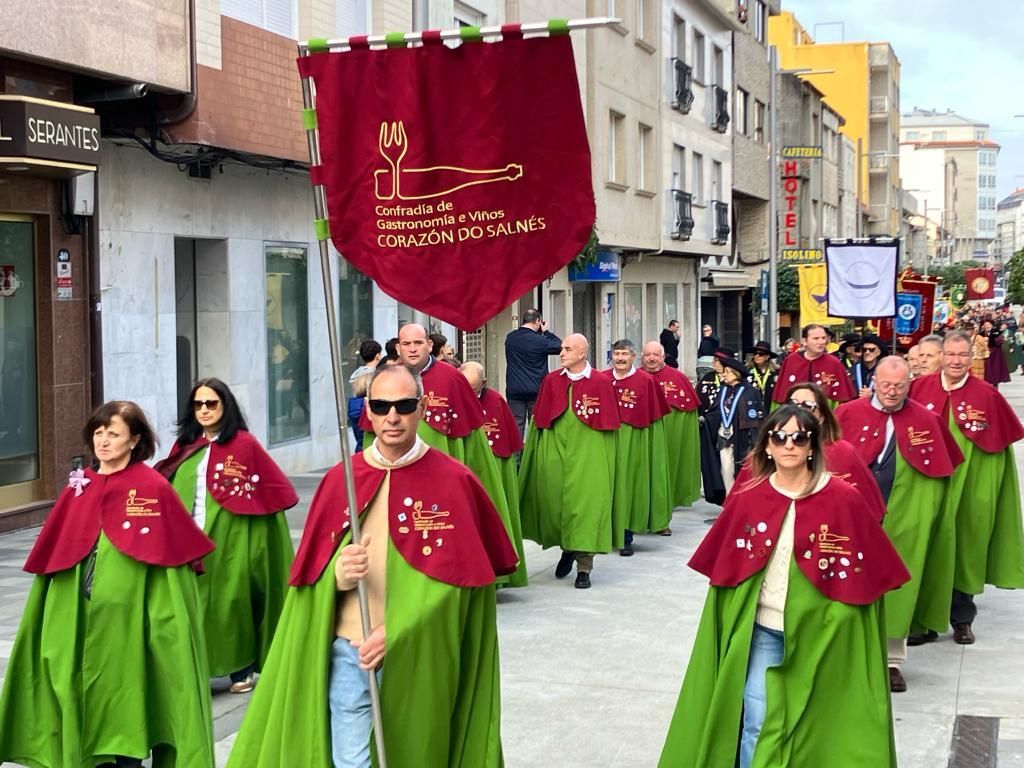 Así desfilaron los cofrades participantes en el XXXI Capítulo da Cofradía do Centolo Larpeiro, en O Grove.