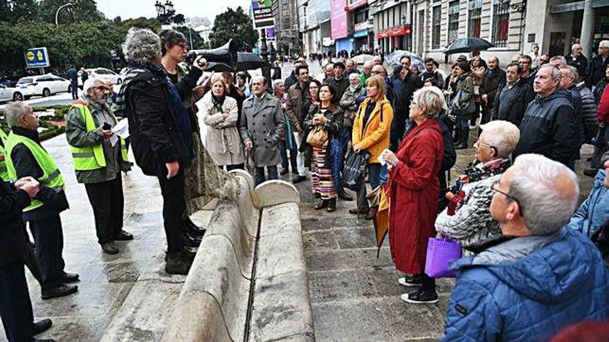 Concentración de pensionistas coruñeses ayer en el Obelisco.
