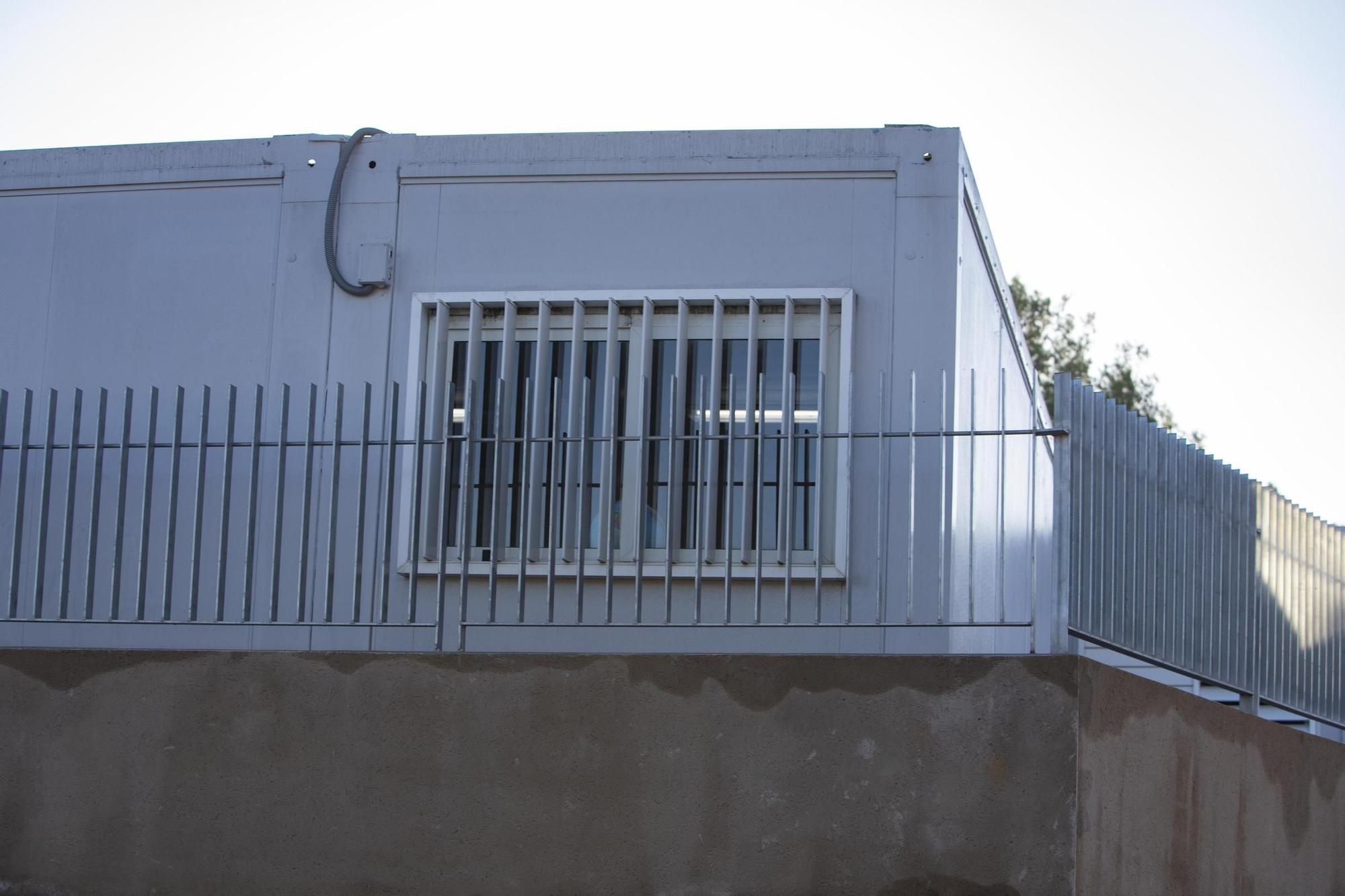 Protesta a las puertas del CEIP Lluís Vives de Bocairent por la paralización de las obras.