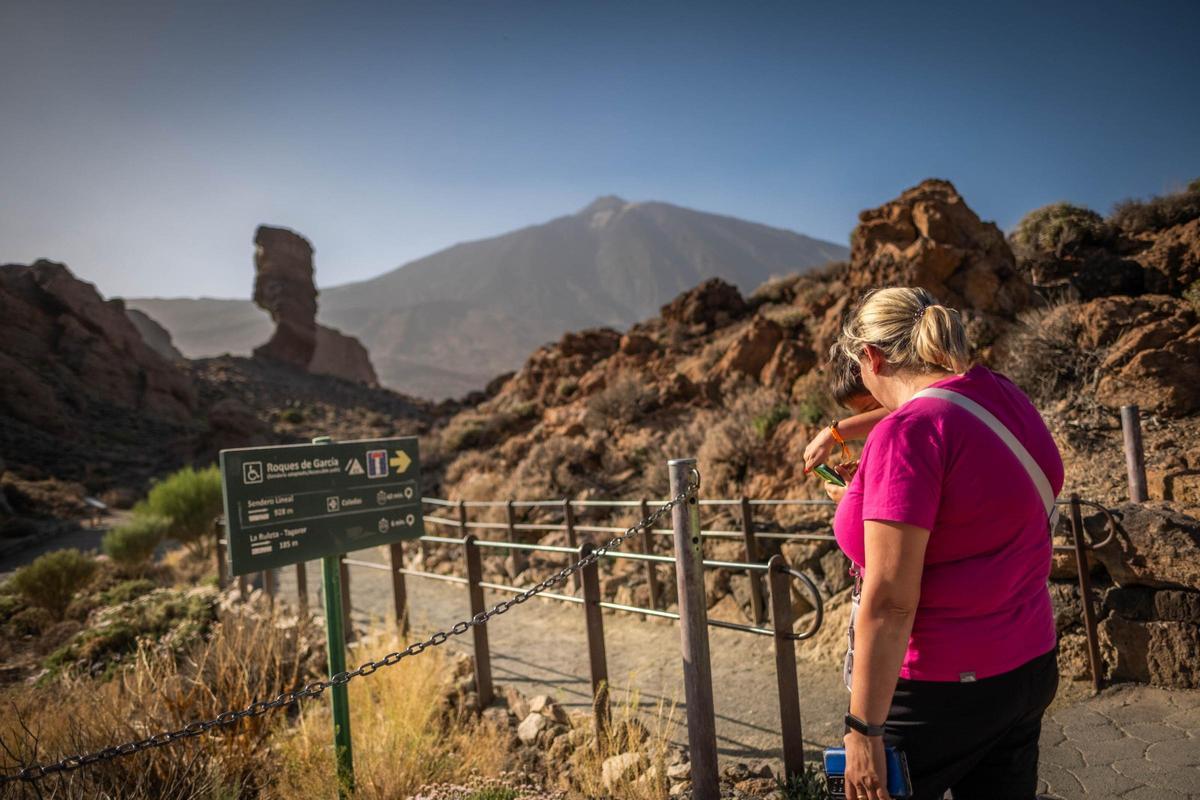 Una turista en un sendero del Parque Nacional del Teide.