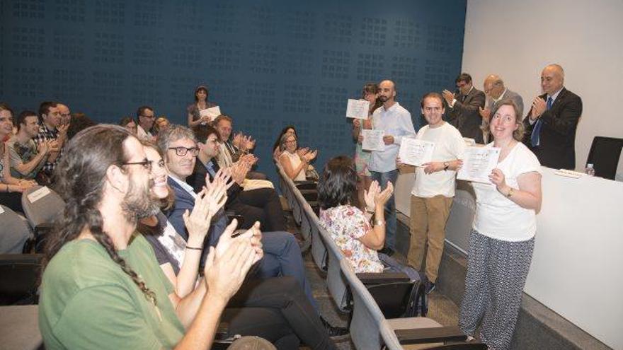 Alumnes que han participat al curs a la universitat mostren els seus diplomes, ahir a la tarda a la FUB