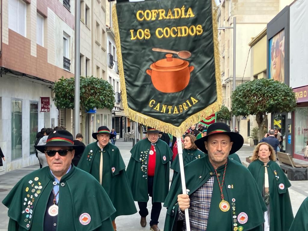 Así desfilaron los cofrades participantes en el XXXI Capítulo da Cofradía do Centolo Larpeiro, en O Grove.