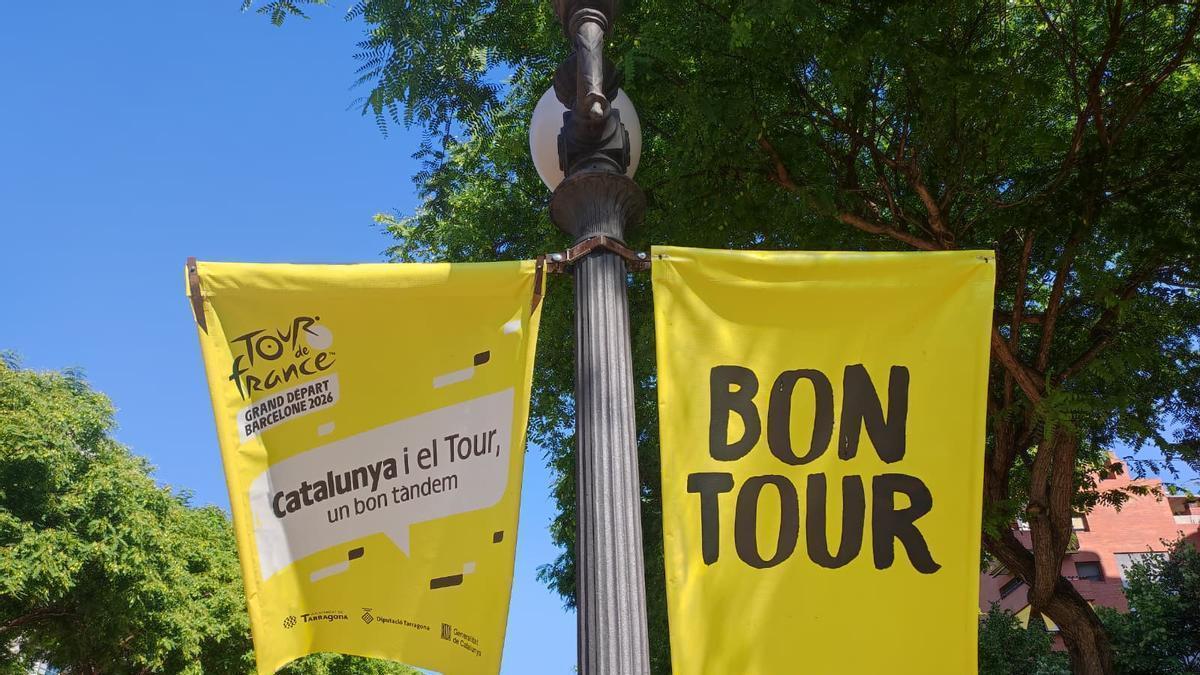 Decoración del Tour en la Rambla Francesc Macià de Tarragona, punto de partida de la segunda etapa, este 5 de julio.