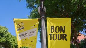 Decoración del Tour en la Rambla Francesc Macià de Tarragona, punto de partida de la segunda etapa, este 5 de julio.