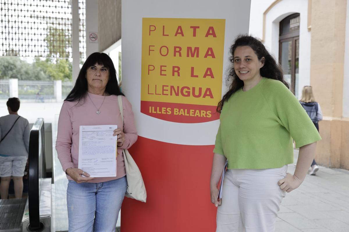 Carme Rosselló ha presentado la queja acompañada por Marina Garcías, miembro de plataforma pe la llengua