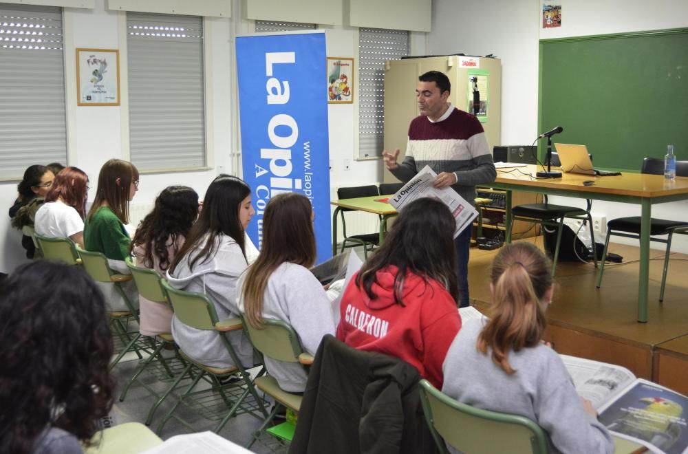 Alumnos de Secundaria de los IES Manuel Murguía y Pastoriza aprenden a diseñar un periódico digital.