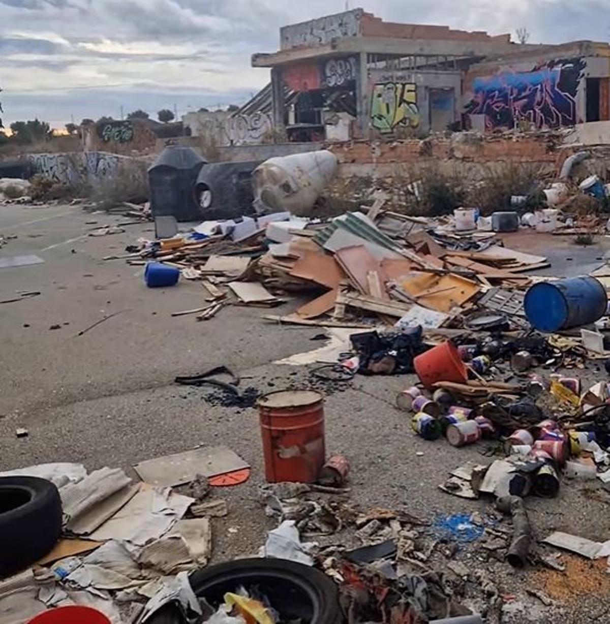 Imagen del vertedero integral de la antigua discoteca Privat en L'Ametlla del Vallès.