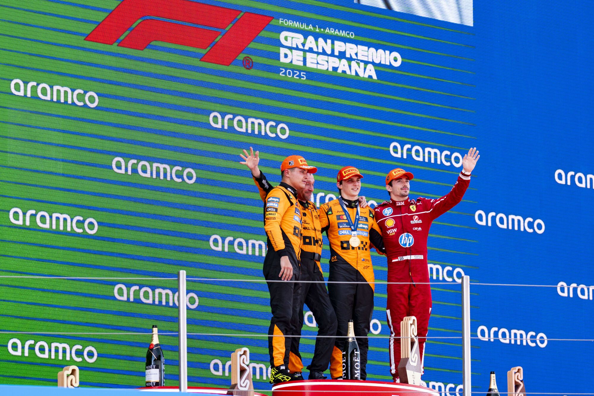 BARCELONA, 01/06/2025.- El piloto australiano del equipo McLaren Oscar Piastri (2d), el piloto británico del equipo McLaren Lando Norris (i), y el piloto monegasco del equipo Ferrari Charles Leclerc (d), primero, segundo y tercer clasificado, en el podio tras el Gran Premio de España de Fórmula Uno, este domingo en el circuito de Barcelona-Cataluña, en Montmeló (Barcelona).- EFE/ Siu Wu