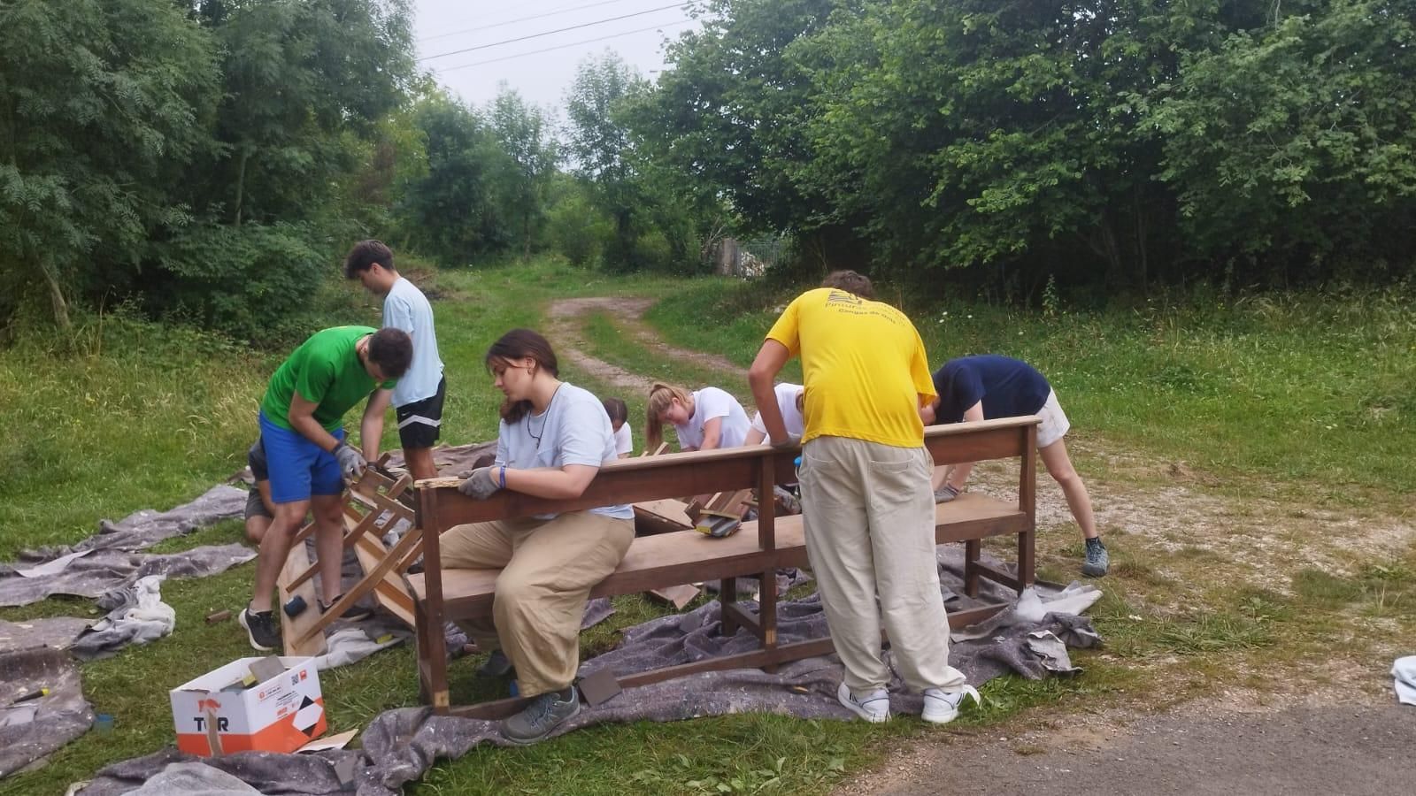 Más de medio centenar de jóvenes voluntarios de Madrid ayudan a recupera el patrimonio de Cabrales