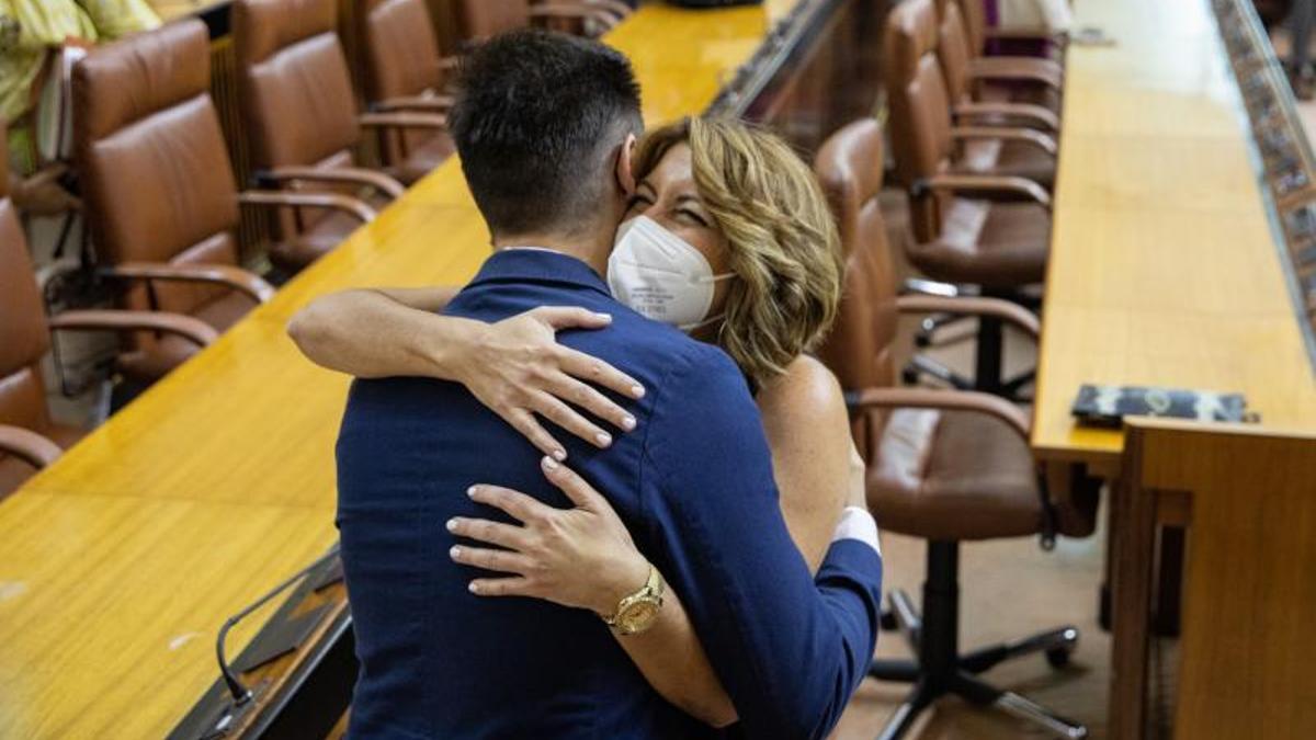 La expresidenta de la Junta y exlíder del PSOE-A, Susana Díaz, saluda a otro diputado momentos antes de ser designada senadora por el Parlamento andaluz, el pasado 21 de julio de 2021 en Sevilla.