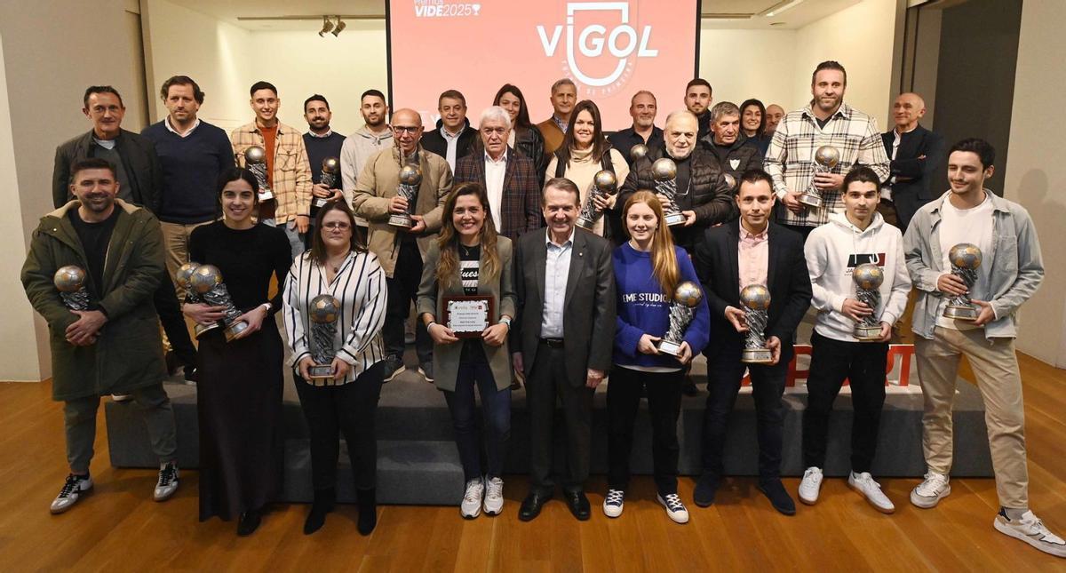 Imagen de los premiados con los representantes de las firmas patrocinadoras y el alcalde, Abel Caballero. |  Pablo Hernández Gamarra
