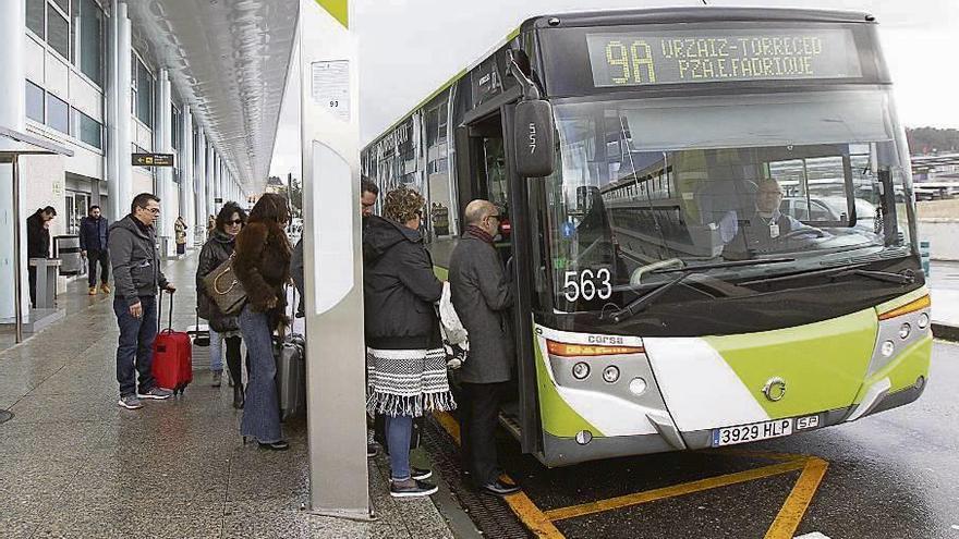 Viajeros de Peinador subiéndose al autobús de Vitrasa. // José Lores