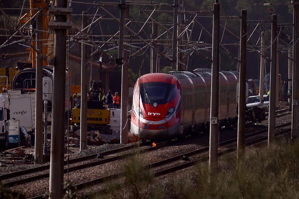 Trabajos en el tren Iryo, este viernes en Adamuz.
