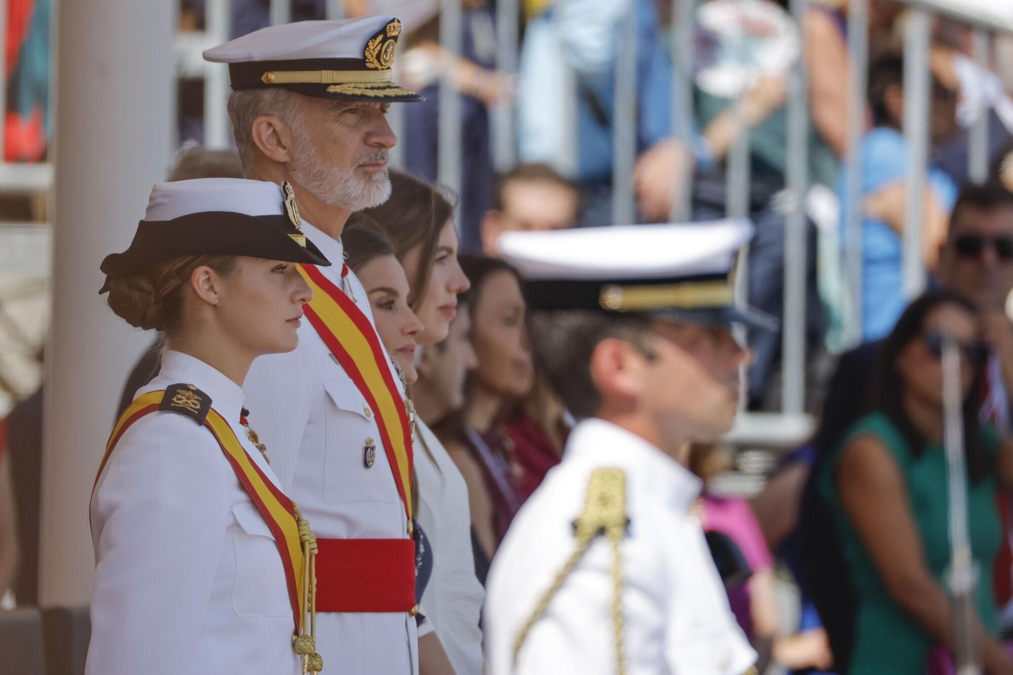 MARÍN (PONTEVEDRA), 16/07/2025.- El rey Felipe VI tras entregar a la princesa Leonor (i) la Gran Cruz al Mérito Naval, durante la entrega de reales despachos a los nuevos oficiales en la Academia Naval de Marín, un acto al que asisten la reina Letizia y la infanta Sofía, este miércoles. EFE/ Lavandeira Jr