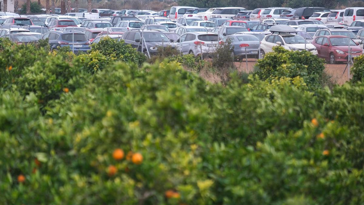 Parcela agraria reconvertida en aparcamiento, cerca del aeropuerto