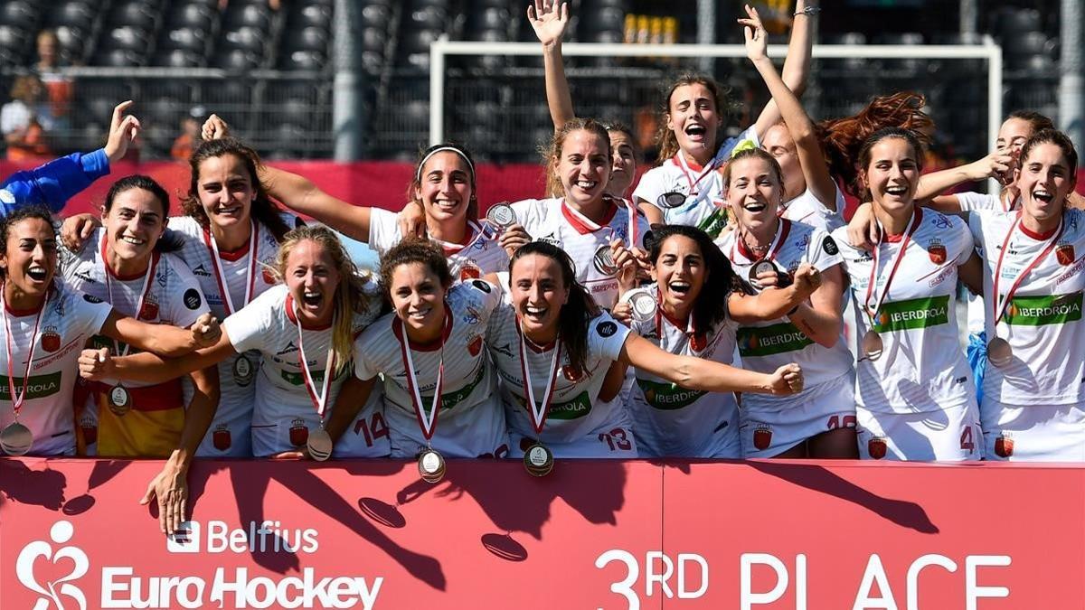 Las jugadoras españolas celebran el bronce en el Europeo.