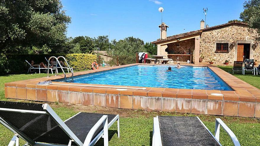 Una piscina en primer pla d&#039;una casa de turisme rural de les comarques gironines.