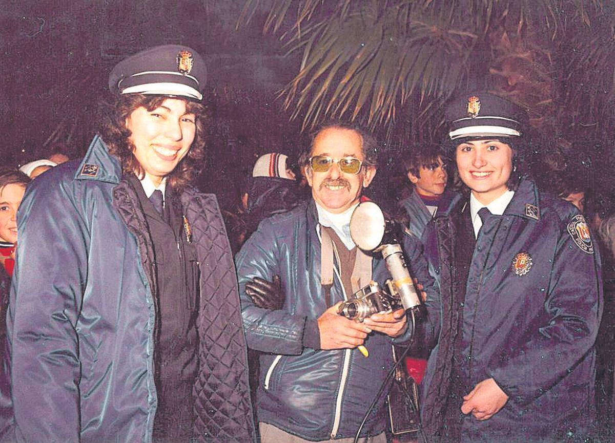 Les agents Montse, a l’esquerra, i Maria Rosa, amb un fotògraf, el 6 de gener de 1984