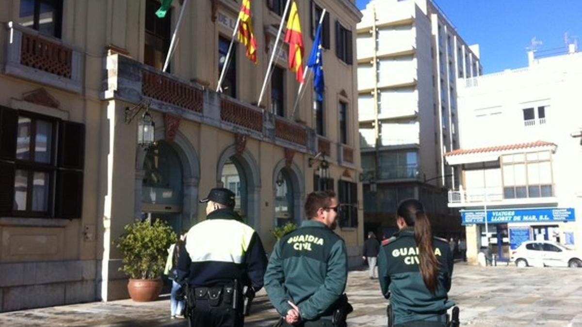 Un policía municipal y dos guardias civiles, frente al Ayuntamiento de Lloret, este viernes.