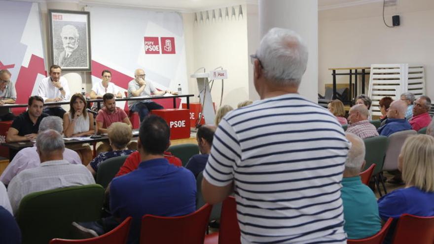 Un militante hablando en la asamblea.