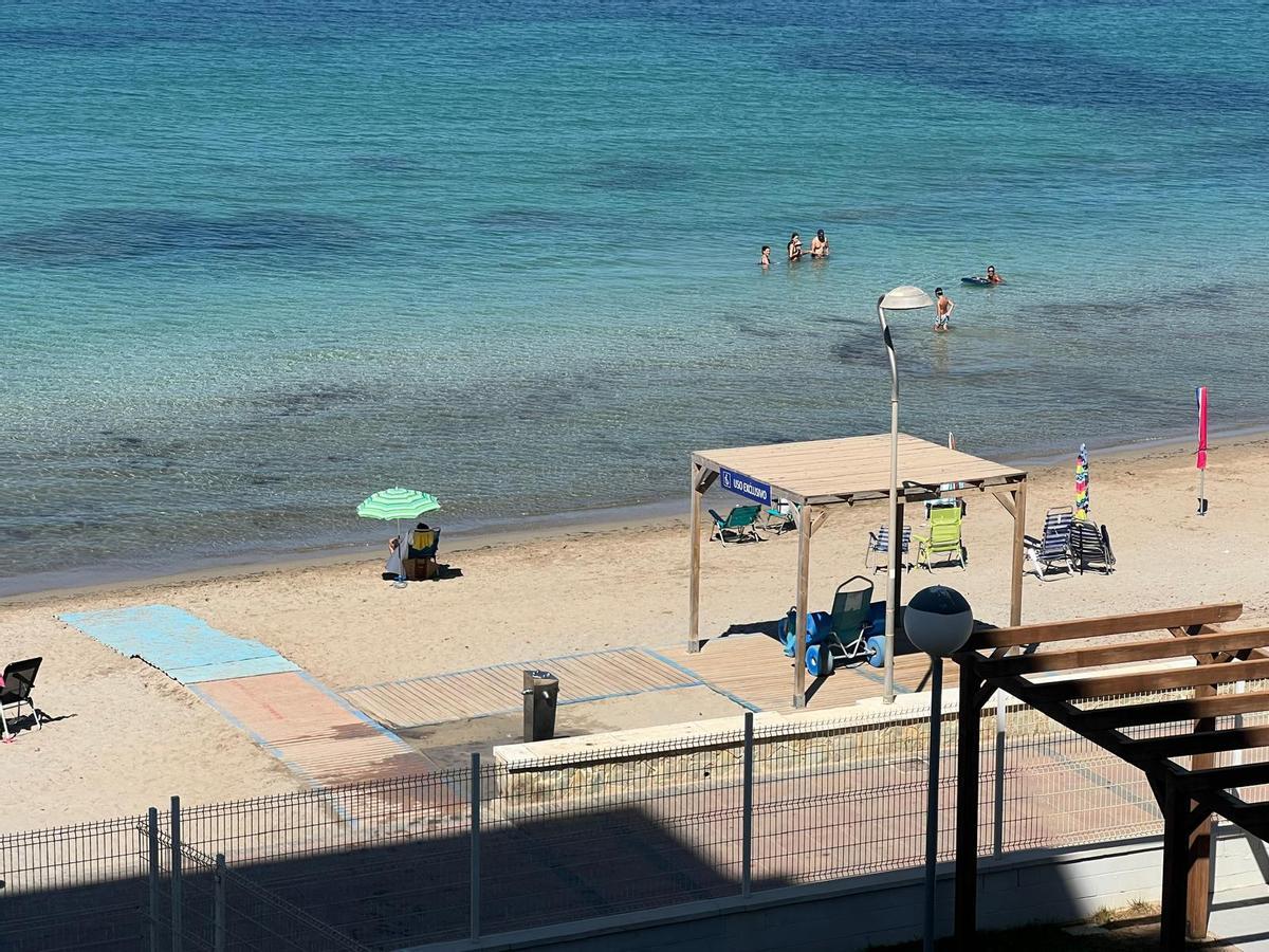 Zona de sombra adaptada y pasarela con escalón en la playa Ensenada del Esparto