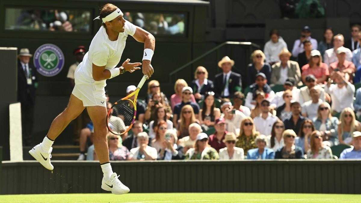 Rafael Nadal, jugando en Wimbledon en el año 2022