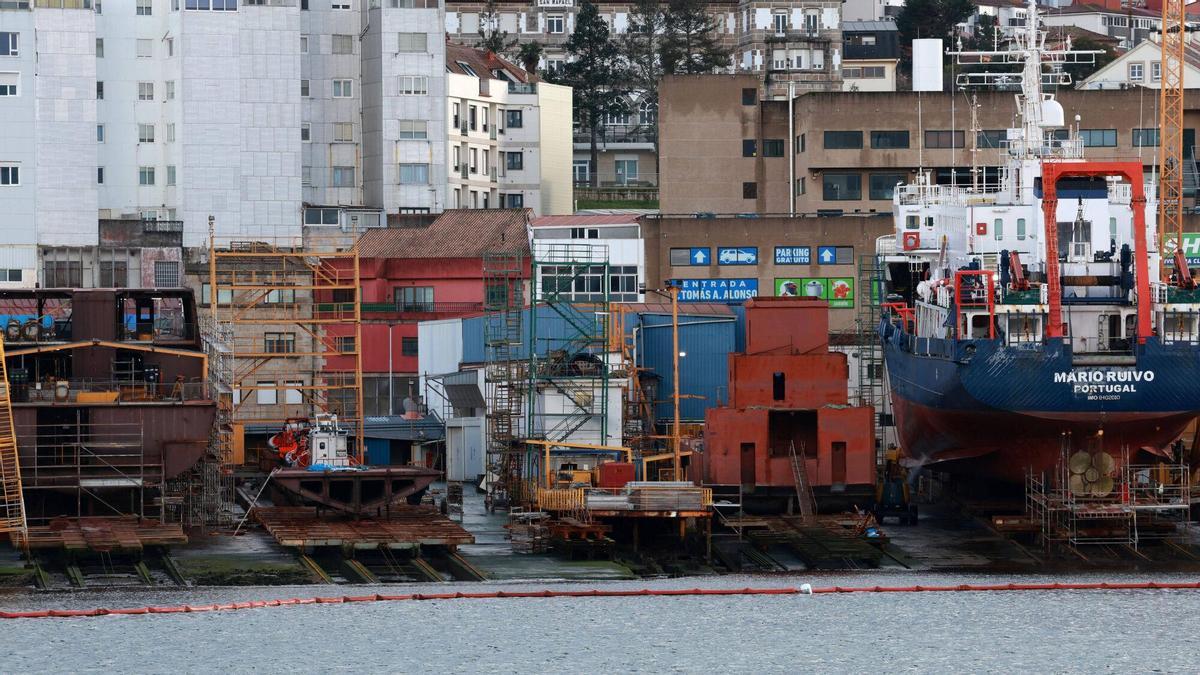 Las dos patrulleras oceánicas para la Armada de Uruguay, a la izquierda.