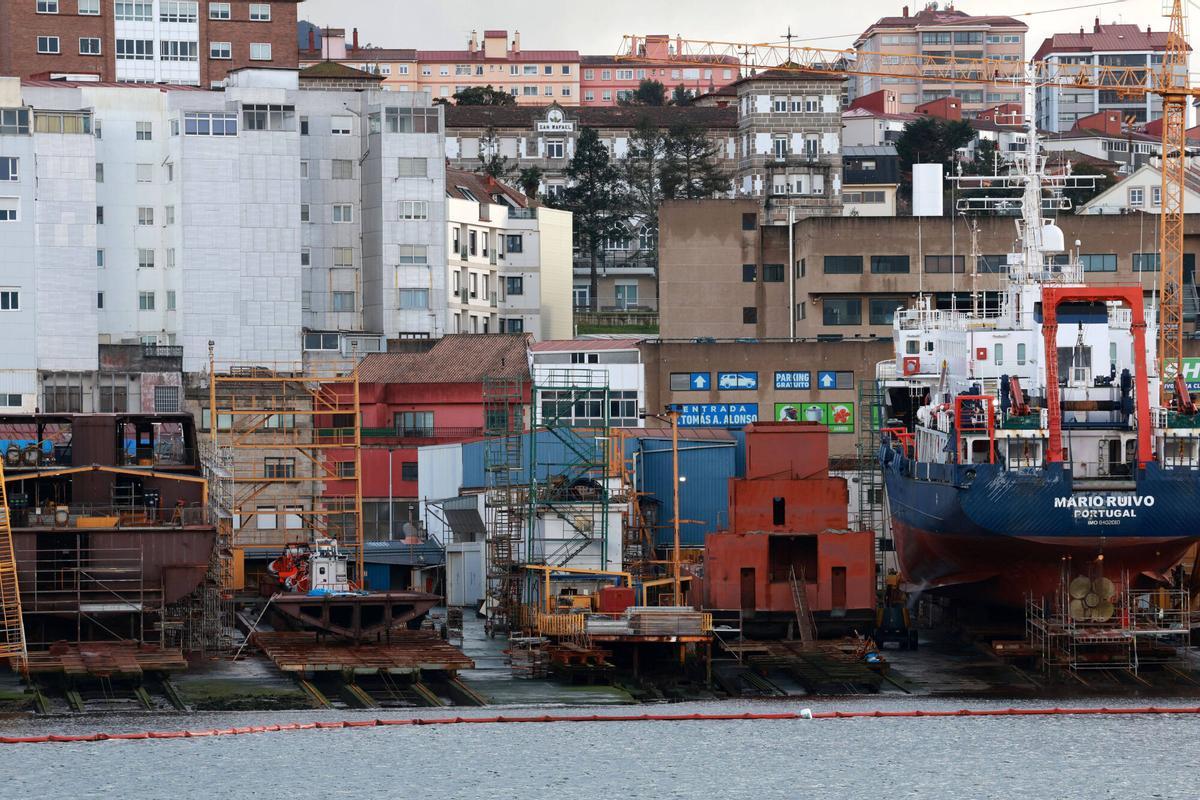 Astilleros Cardama, con el casco de la primera patrullera oceánica a la izquierda y la quilla de la segunda a su derecha.
