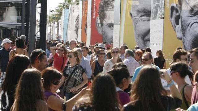 Alicantinos y visitantes en el Village de la Volvo, en una imagen de la pasada edición.