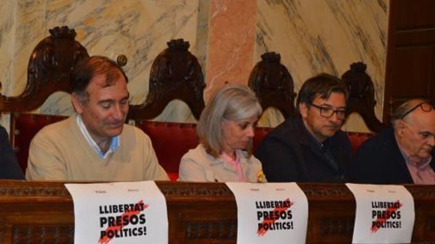 Antònia Ortega, enmig de Minoves, a la dreta, i de Biarnés al ple, dijous