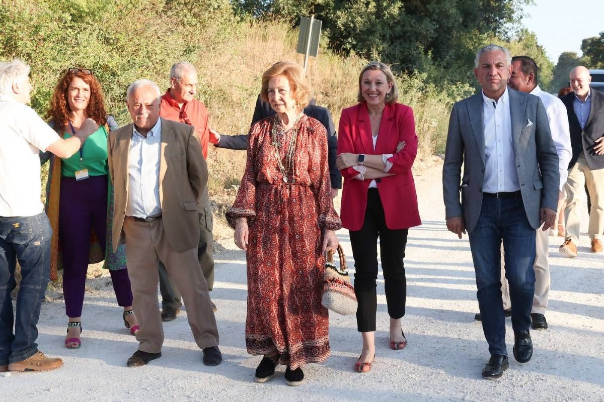 La reina emérita doña Sofía con vestido caftán para un evento en Atapuerca