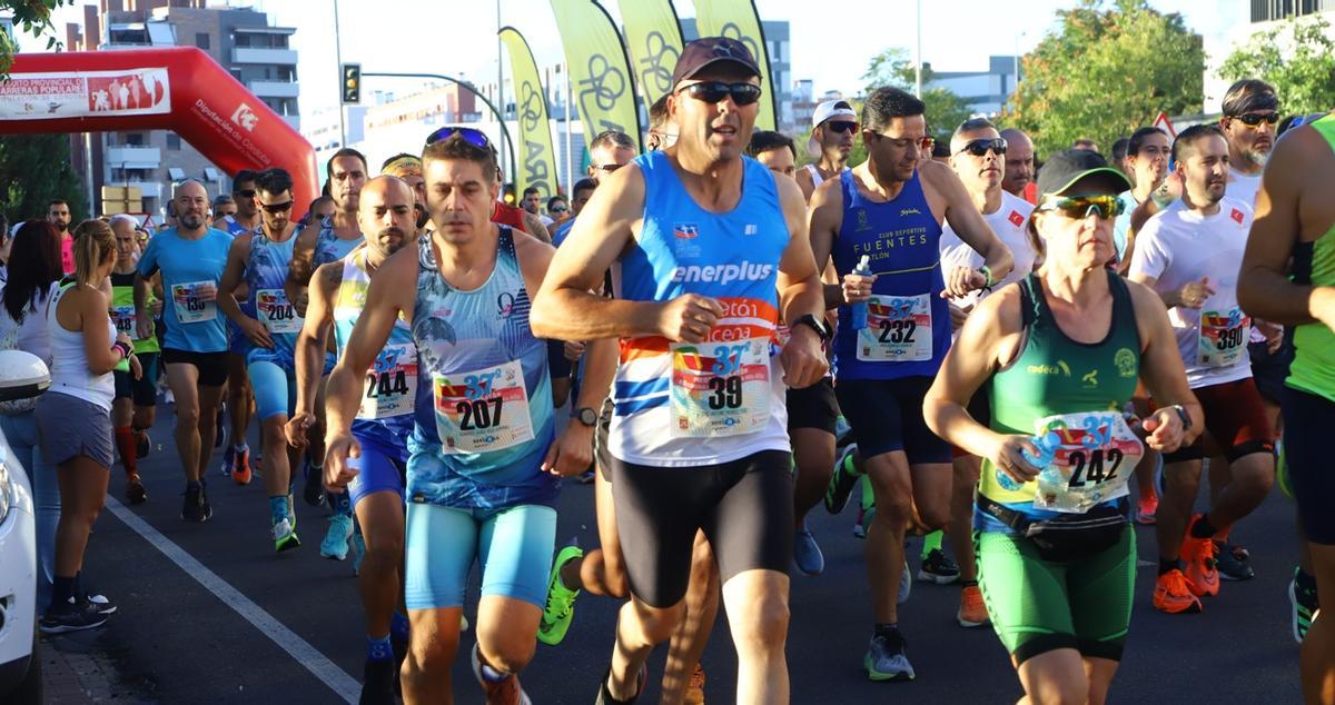 Un grupo de participantes en una carrera popular.