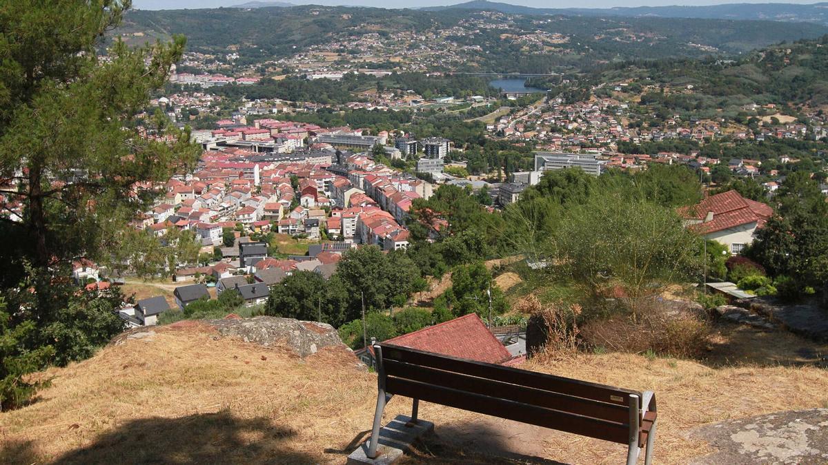 Vistas desde Ourense desde el parque forestal y botánico de Montealegre.