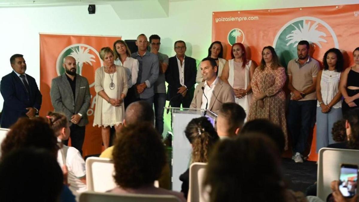 Jonatan Lemes junto a los integrantes de su lista en la presentación de su candidatura por Yaiza Siempre (YAS).