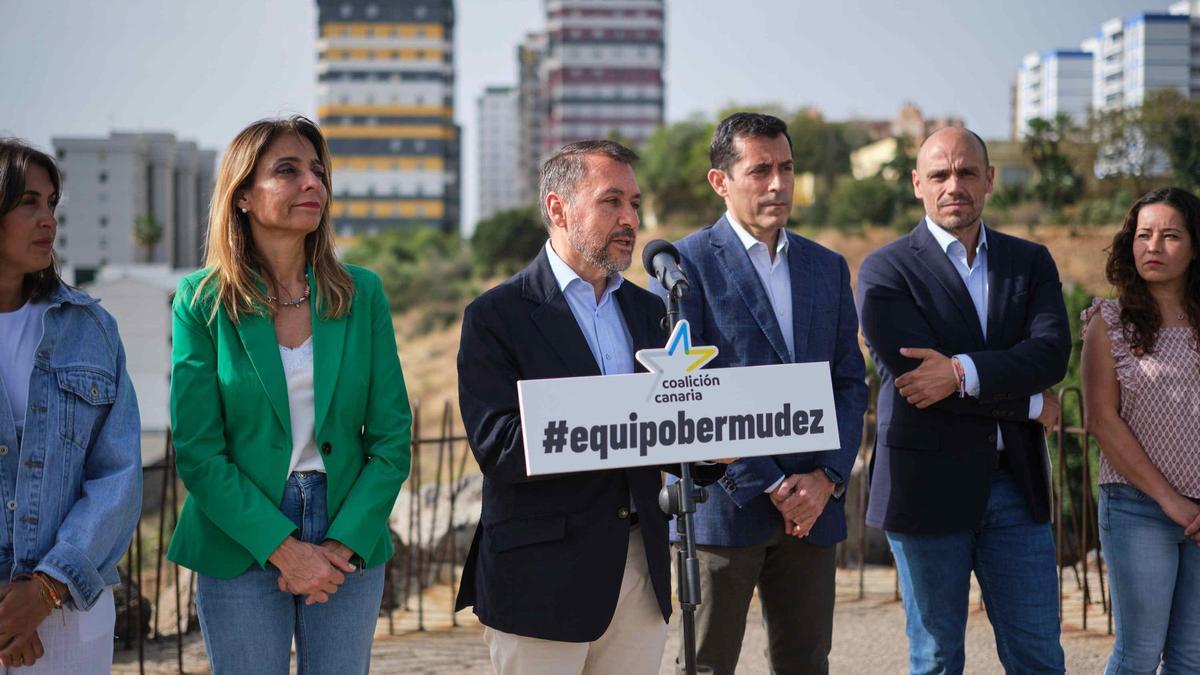 Gladis de León, la segunda por la izquierda, junto a José Manuel Bermúdez, líder de CC en Santa Cruz.