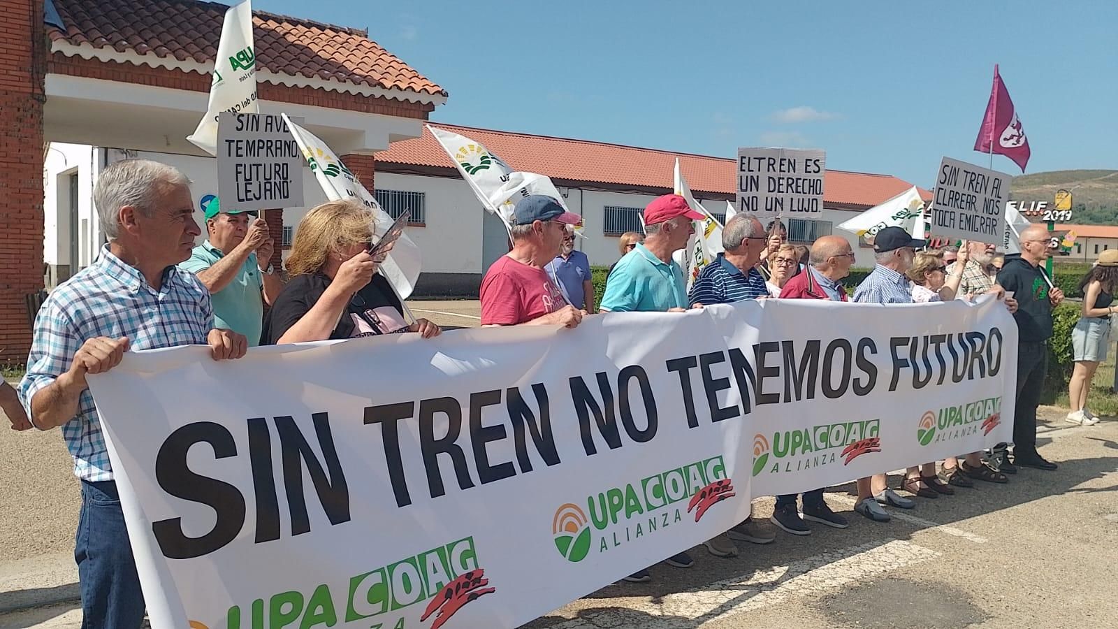 GALERÍA | Protesta en Villardeciervos para reclamar un plan especial para la Sierra de la Culebra