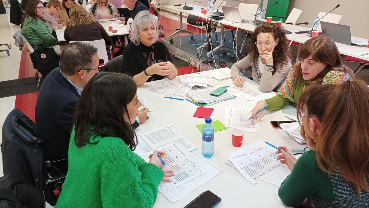 Una de las mesas de trabajo en la reunión de Plena inclusión.