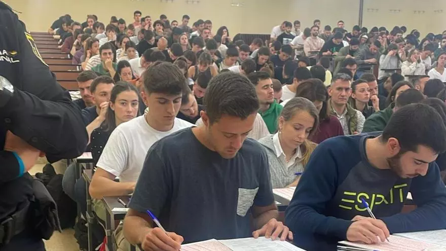 Aspirantes a la Policia Nacional durante la prueba realizada este sábado en la Facultad de Medicina de la Universidad de Zaragoza.