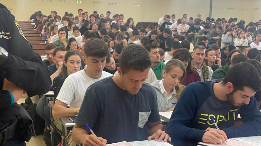 Aspirantes a la Policia Nacional durante la prueba realizada este sábado en la Facultad de Medicina de la Universidad de Zaragoza.