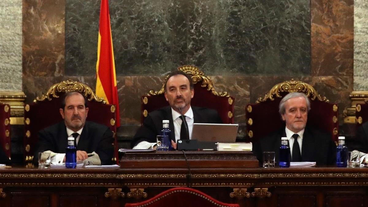 El magistrado Manuel Marchena, junto a los jueces Andrés Martínez Arreieta y Juan Ramón Berdugo, el pasado 18 de diciembre en el Tribunal Supremo, durante la vista de las cuestiones previas del caso del 'procés'.