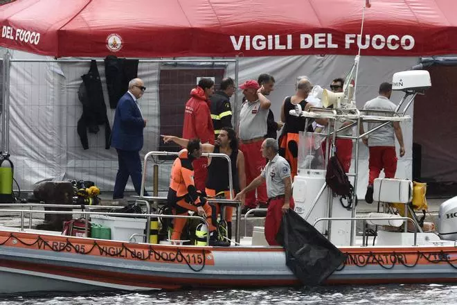 La guardia costera italiana limita las posibilidades de encontrar supervivientes del naufragio en Sicilia: "Creemos que están dentro del barco"