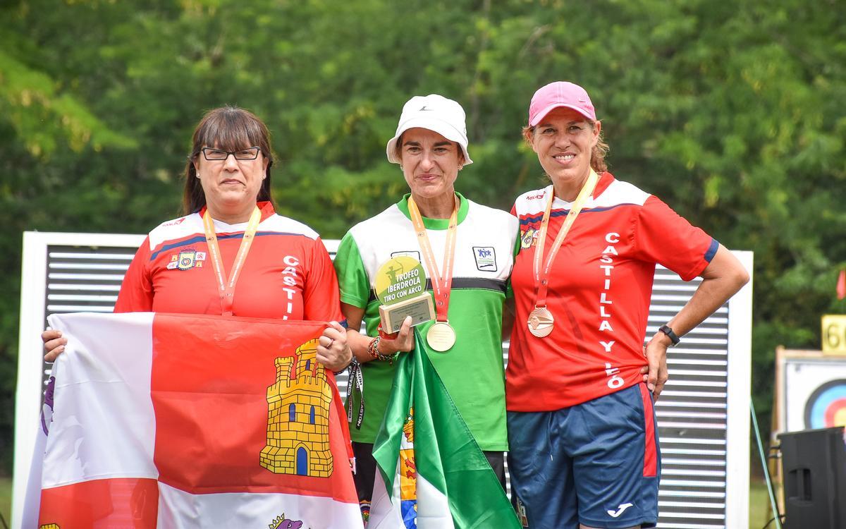 Fátima Agudo, en el centro, con su medalla de oro.