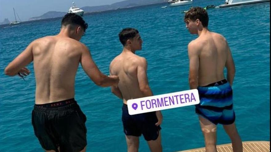 Gavi, jugador del Barça, en un barco en Ibiza junto a varios amigos