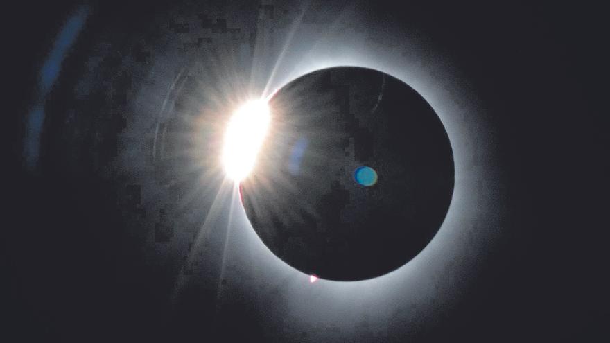 El eclipse total de sol en A Coruña en directo: sigue todos los detalles sobre el fenómeno astronómico del año