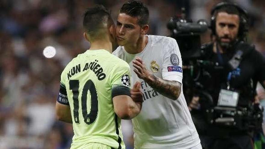 Agüero y Varane se saludan en el Real Madrid-City. // Sergio Perez