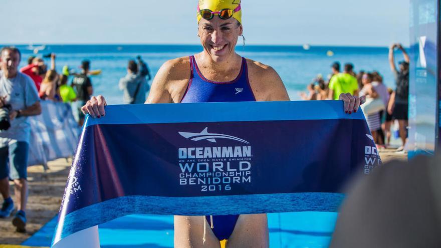 Daniel Szekelyi y Rebeca Santos se coronan campeones mundiales Oceanman en Benidorm