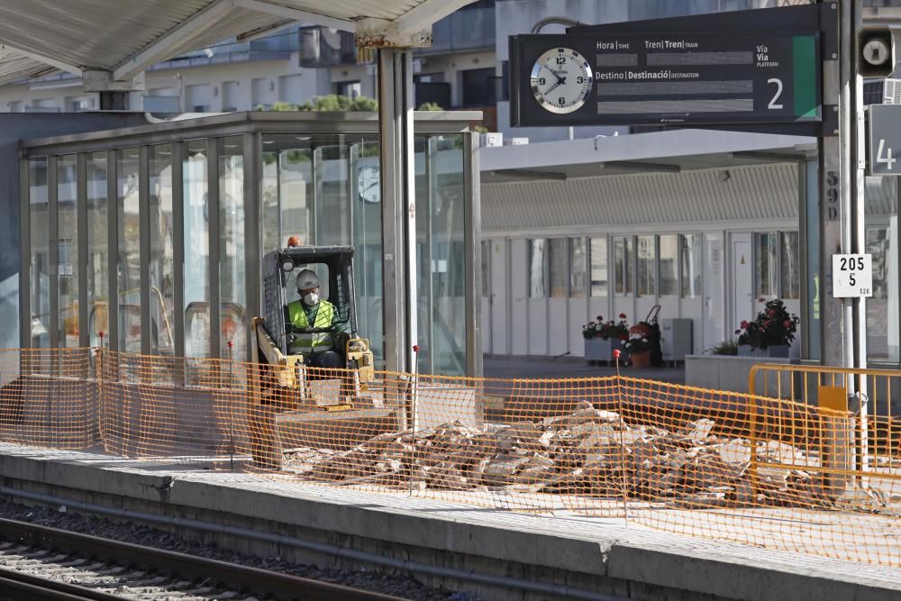 Obres a les andanes de l'estació de Renfe i al parc Central