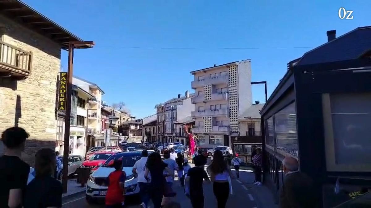 A la carrera: el Cristo Resucitado de Puebla de Sanabria atraviesa el Arrabal a toda velocidad