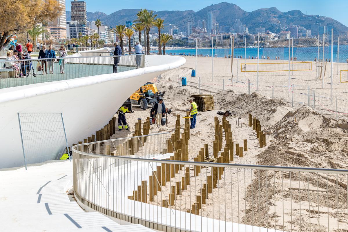 Parte del trabajo de la estructura debajo de la futura pasarela de madera de Poniente.